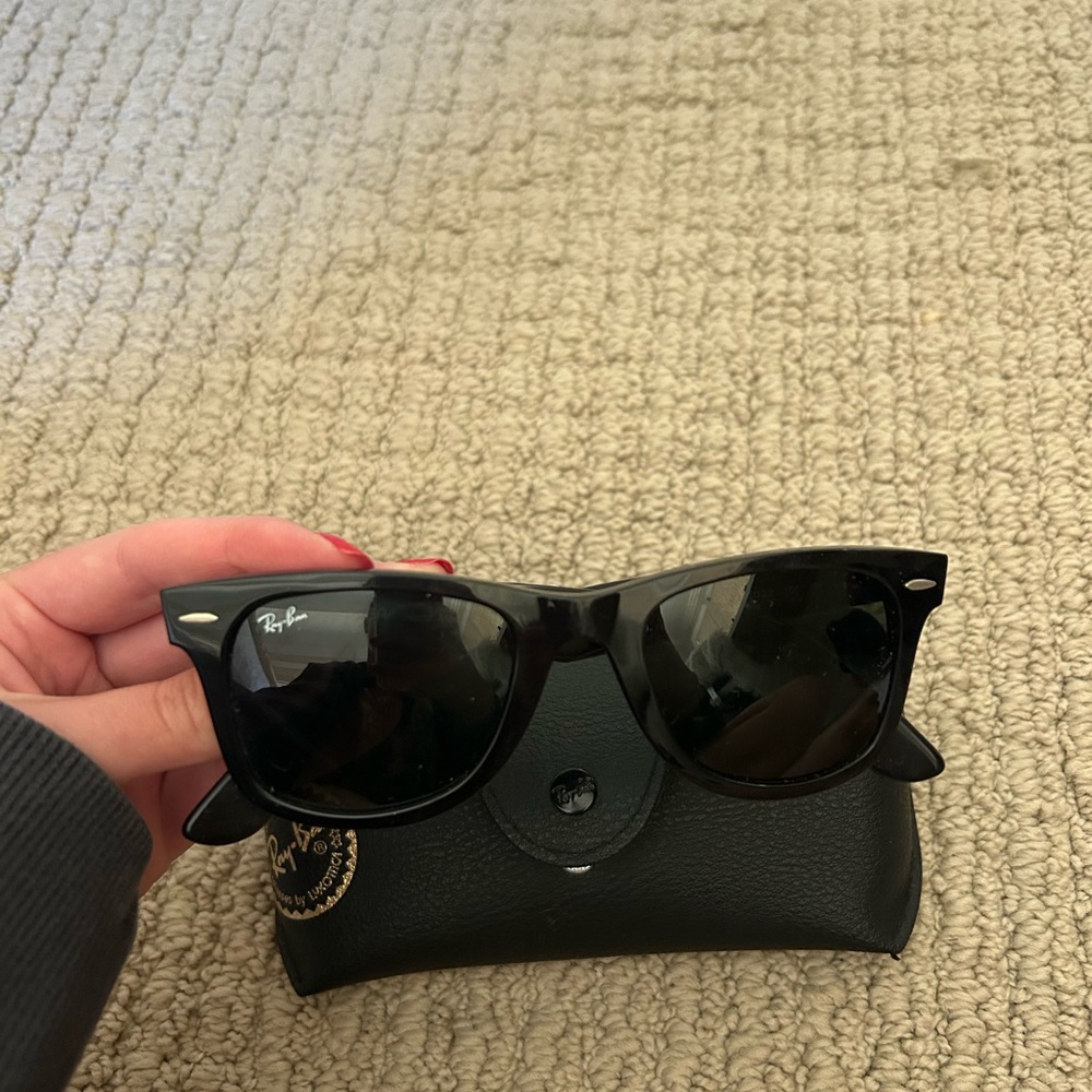 Ray ban wayfarer as seen on hailey Bieber